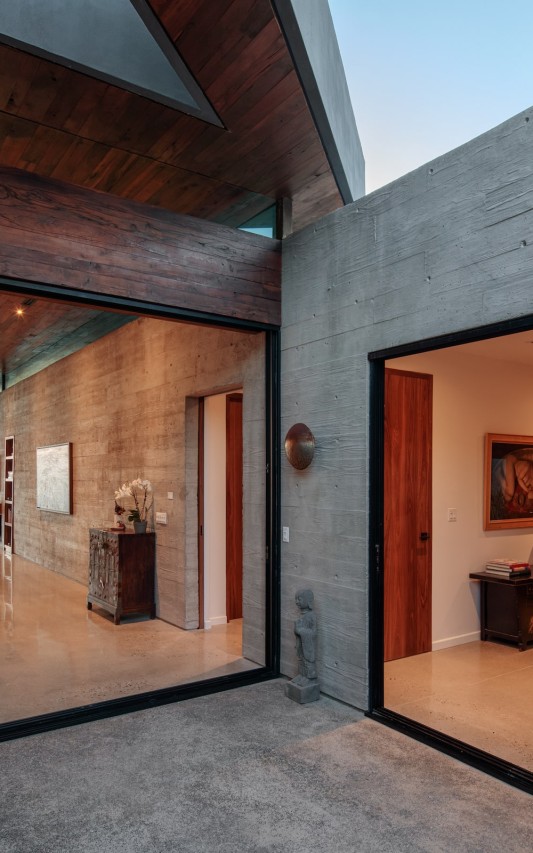 The main entrance is made up of an open-air corridor, creating a hybrid space where a lobby is generated, creating independent access to the public space, visiting rooms, and garage.